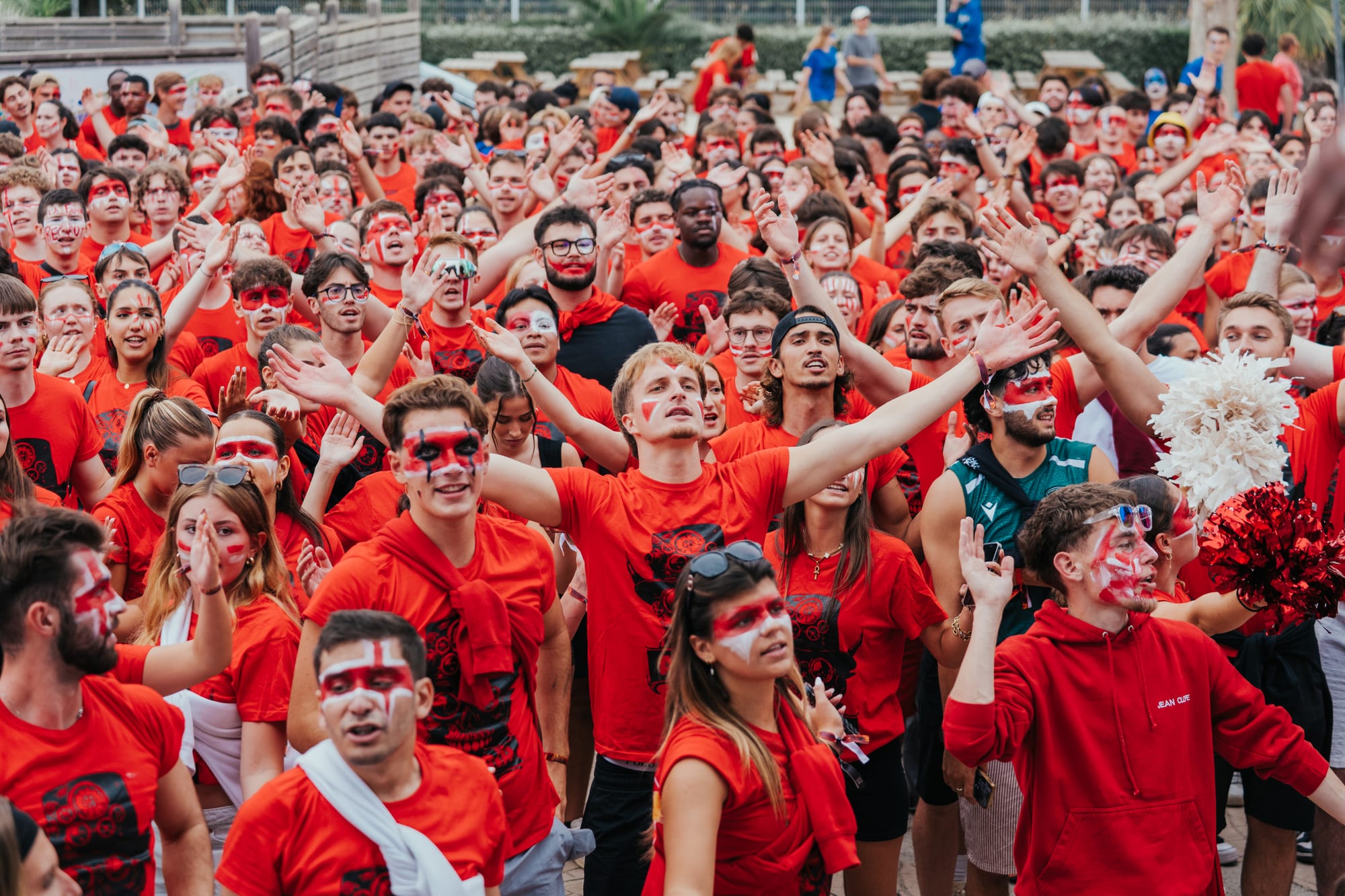 Étudiants en festival outdoor au coucher du soleil